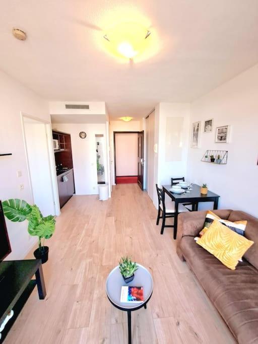 Le Valmy: Appartement Lumineux Au Pied Du Metro Lyon Exterior foto
